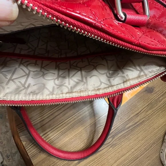 CALVIN KLEIN RED PATENT LEATHER CROSSBODY BAG W/ALL OVER CK LOGO INSIDE AND OUT - Picture 13 of 15